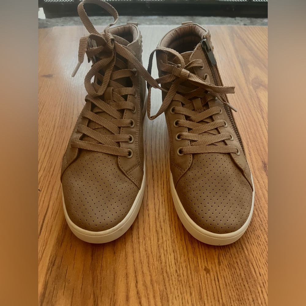 Women Koolaburra By Ugs shoes, Color Light Brown, Size eight and a half.